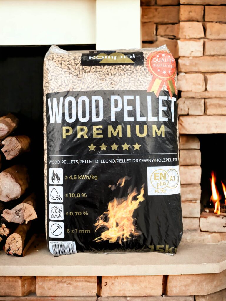 Kmapol Pellet Premium przy drewnie na tle kominka.