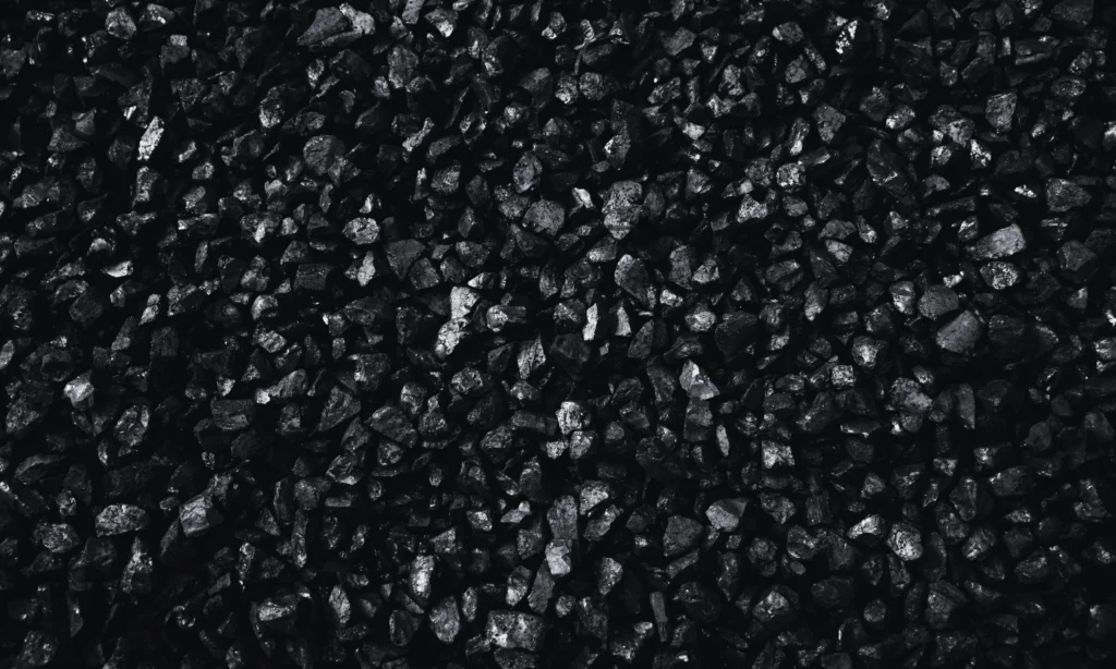 Zbliżenie na ekogroszek – ekologiczne paliwo stałe. Idealne do nowoczesnych kotłów z podajnikiem, zapewnia wysoką efektywność ogrzewania.