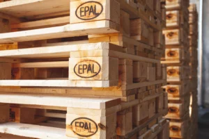 Szczegółowy widok ułożonych drewnianych palet z wyraźnym znakowaniem EPAL.