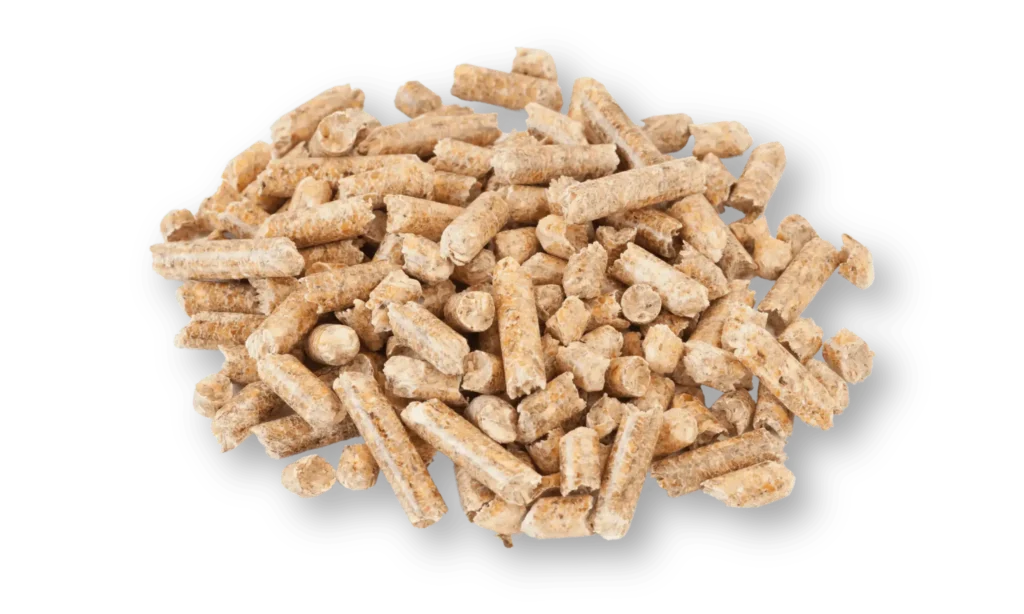 Stos drewnianego pelletu opałowego bez tła. Granulki pelletu wykonane z naturalnego drewna, idealne do ekologicznego ogrzewania.