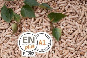 Jasny pellet drzewny z listkami oraz certyfikatem EN plus A1®.