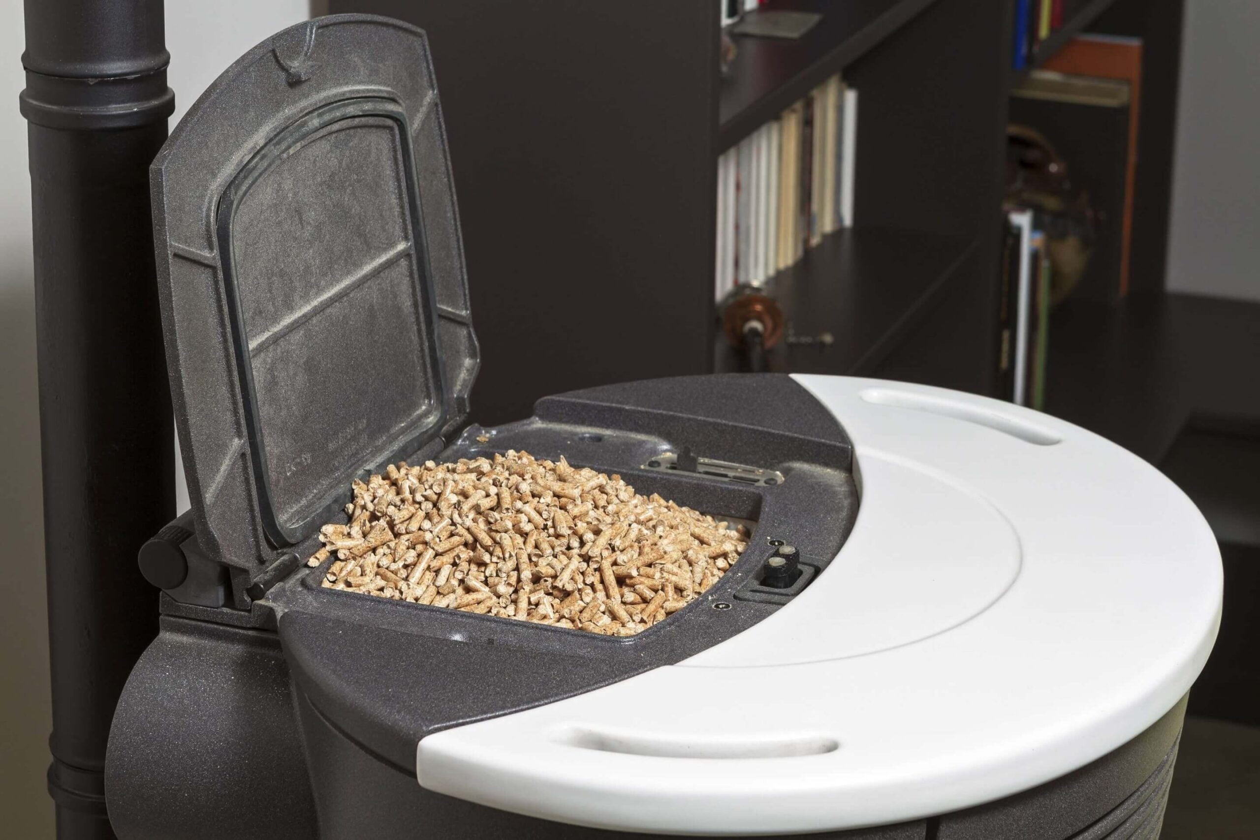 Wsypany pellet drzewny do pieca na pellet.